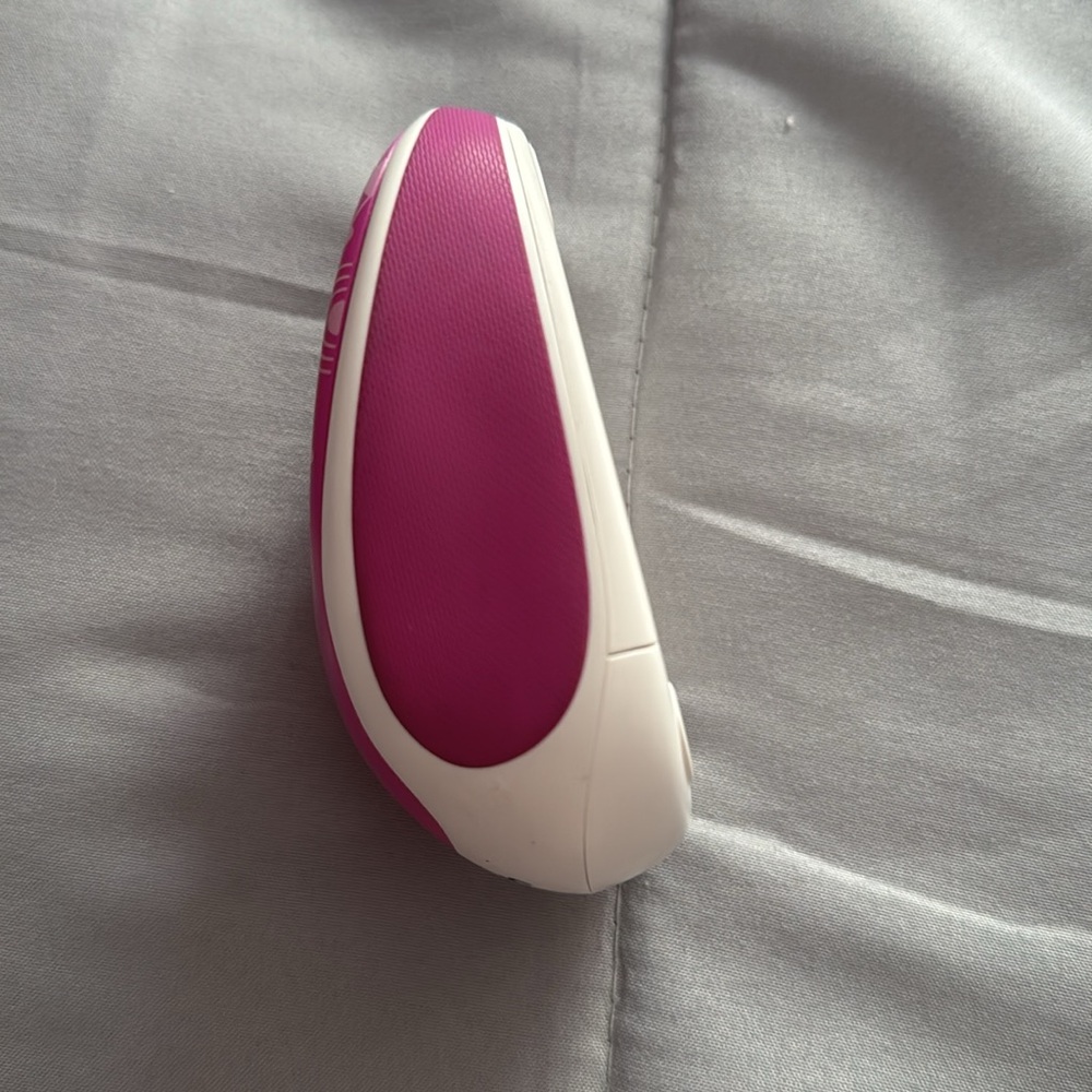 Logitech Magenta Wireless Mouse - Picture 2 of 3